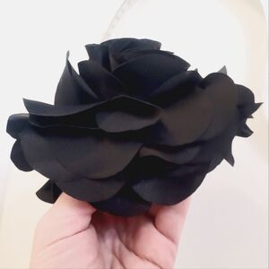 NWOT Black Magnetic Flower Pendant